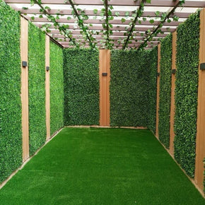 Artificial Grass Flooring with Hedge Tile Wall Panels & Elegant Trace Design